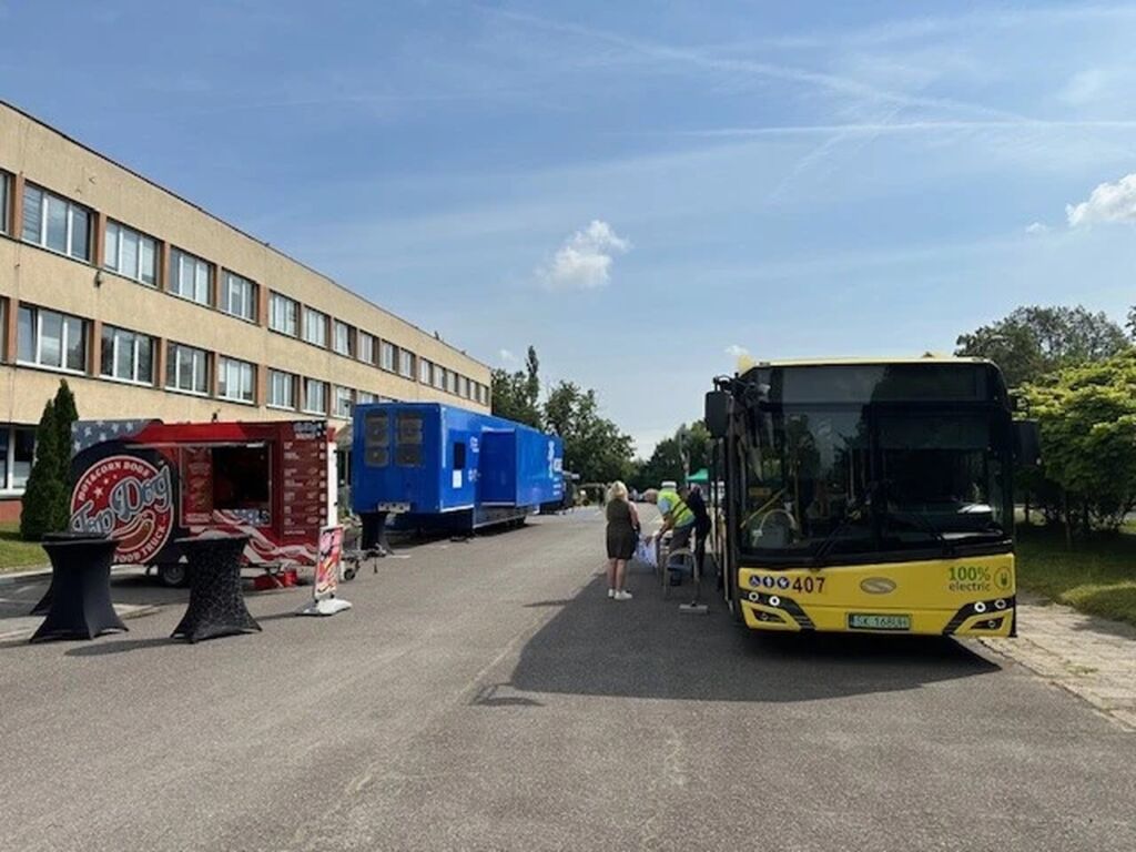 Autobus i budka z kiełbasami