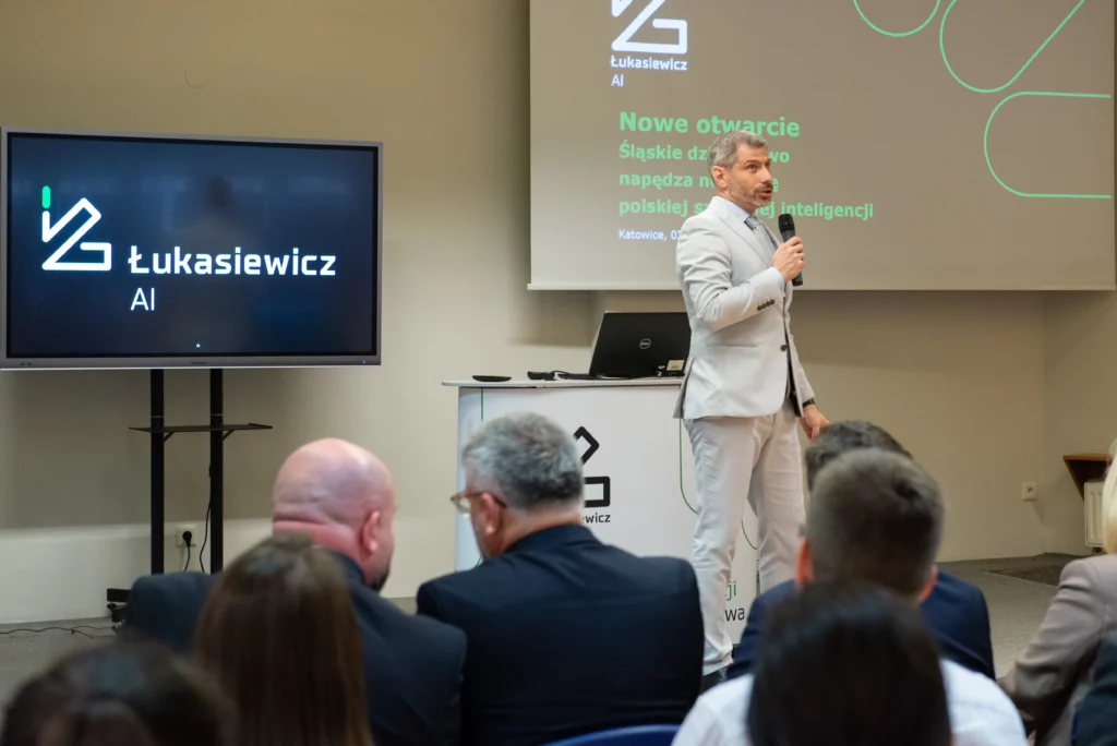 Mężczyzna w garniturze mikrofonem w ręku